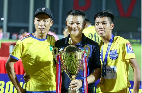 Trợ lý Phạm Văn Quyến tiếp tục mát tay khi có chức vô địch giải trẻ thứ 3 trong 3 năm liên tiếp

