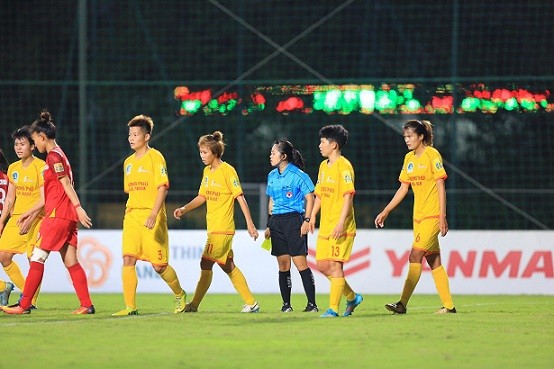 Trọng tài chính Trần Thị Thanh sau khi thuyết phục bất thành các cầu thủ Phong Phú Hà Nam trở lại sân thi đấu, đã quyết định tạm dừng trận đấu ở phút 89.