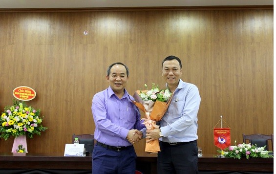 Ông Trần Quốc Tuấn – Phó chủ tịch Thường trực LĐBĐVN tặng hoa chúc mừng ông Lê Khánh Hải.