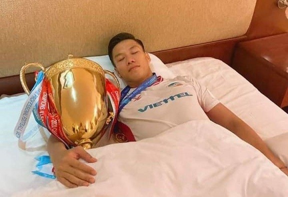 Quế Ngọc Hải ôm cup vô địch ngủ khiến nhiều người thích thú.