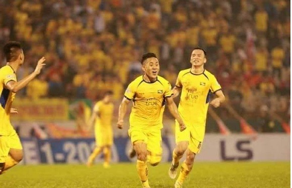 Tiền vệ Bùi Đình Châu nhận danh hiệu cầu thủ ghi bàn thắng đẹp nhất tháng 10.