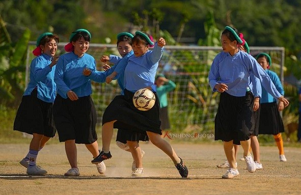 Trong những năm gần đây, các đội bóng đá nữ xã Húc Động ngày càng chiếm ưu thế so với đội nam. Những cô gái mặc váy đá bóng thực sự có sức hút riêng với nhiều người xem.