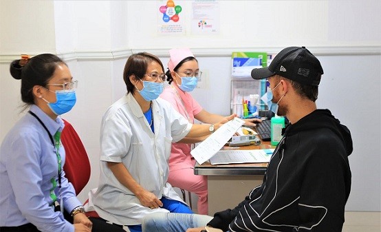 Geovane Magno kiểm tra y tế trước khi đặt bút ký bản hợp đồng 2 năm với Hà Nội