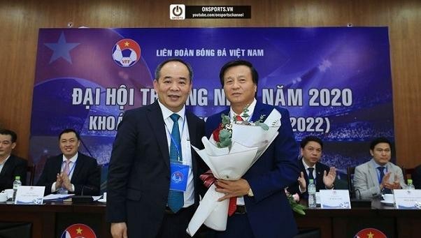 Ông Lê Khánh Hải chủ tich VFF chúc mừng ông Lê Văn Thành trúng cử PCT VFF.