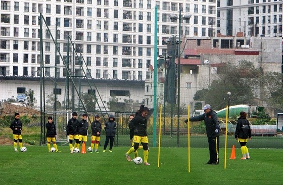 HLV Mai Đức Chung và các cầu thủ vẫn miệt mài trên sân tập dù Hà Nội rét hại.
