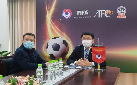 Tổng thư ký Lê Hoài Anh (phải) và Trưởng phòng ĐTQG Đoàn Anh Tuấn (trái) tham dự cuộc họp trực tuyến của AFC liên quan đến các trận đấu tại bảng G.

