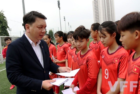 Tổng Thư ký Lê Hoài Anh đã tặng quà cho các cầu thủ