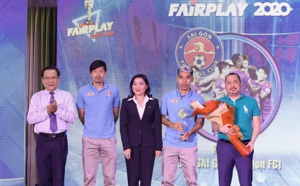 'Bầu Bình' (bìa phải) nhận giải thưởng Fair Play của báo Pháp Luật TP.HCM