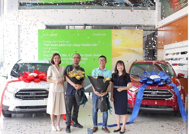 Phó Tổng Giám Đốc Chubb Life Việt Nam – Bà Dương Thúy Hồng (ngoài cùng bên phải) đã chúc mừng và trao 2 Giải Đặc biệt cho 2 khách hàng may mắn trúng thưởng.
