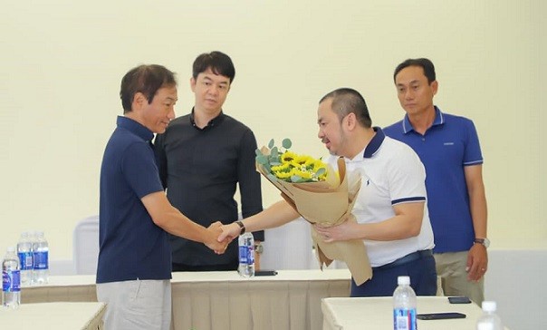 Lãnh đạo CLB Sài Gòn công bố ông Shimoda Masahiro sẽ thôi chức HLV trưởng đội bóng.