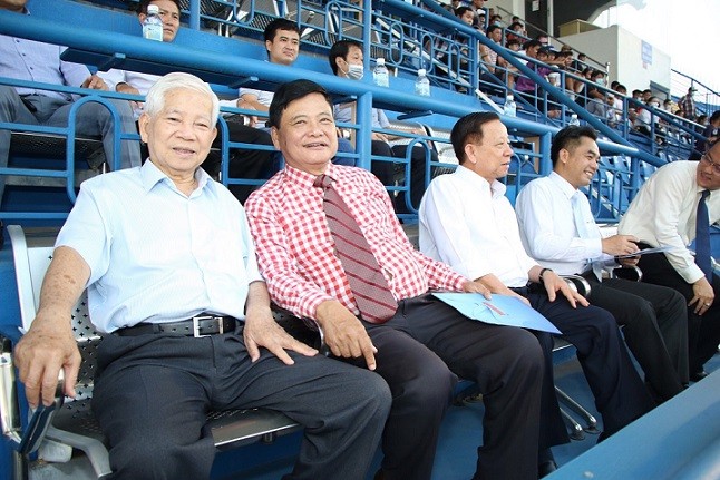 Nguyên Chủ tịch nước Nguyễn Minh Triết (trái) dự khán lễ khai mạc VCK giải Vô địch U19 quốc gia 2021. Ảnh Khả Hoà

