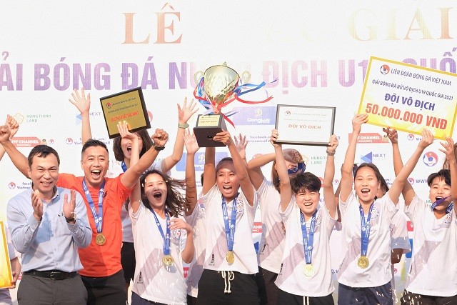 Phó Chủ tịch thường trực VFF Trần Quốc Tuấn trao Cúp Vô địch cho toàn đội U19 nữ Than KSVN. Ảnh: Minh Hoàng.

