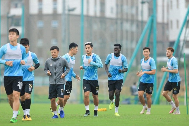 CLB Hà Nội tập luyện chuẩn bị đối đầu với Than Quảng Ninh.