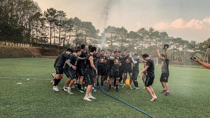Các cầu thủ HAGL vui đùa trước trận đấu quan trọng với Hà Nội.