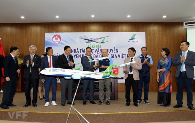Ông Đặng Tất Thắng trao tặng mô hình máy bay Boeing 787-9 Dreamliner của Bamboo Airways cho HLV trưởng Park Hang-seo và Mai Đức Chung.