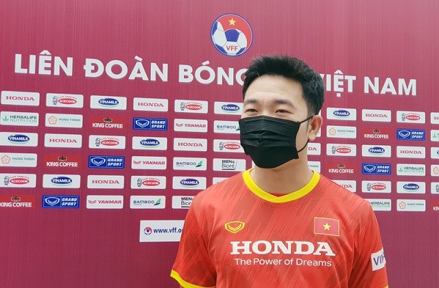 Tiền vệ Lương Xuân Trường trả lời phỏng vấn trước buổi tập sáng 9/5/2021 của ĐT Việt Nam.

