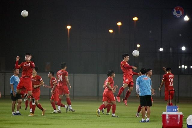 Thời tiết oi bức với độ ẩm cao tại UAE là một thử thách không nhỏ đối với các cầu thủ ĐT Việt Nam. 