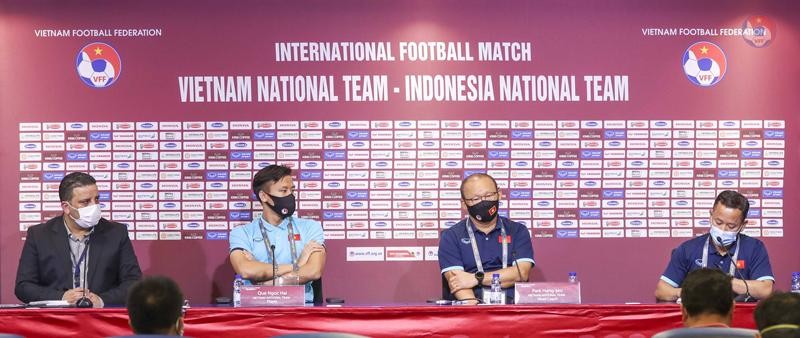 HLV Park và đội trưởng Quế Ngọc Hải rất tự tin trước trận đấu với Indonesia