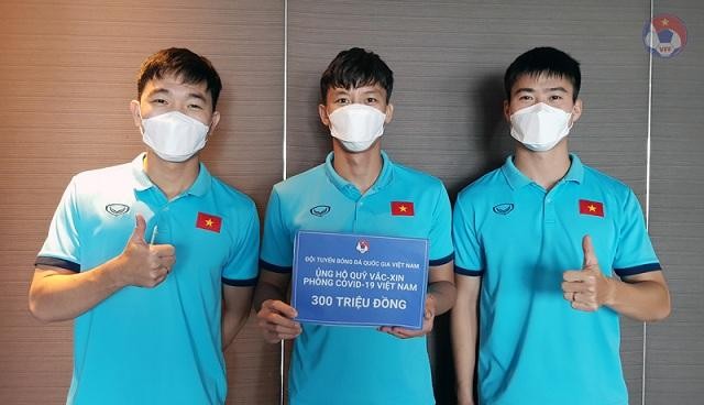 Đội trưởng Quế Ngọc Hải và hai đội phó Lương Xuân Trường, Đỗ Duy Mạnh đại diện ĐT Việt Nam ủng hộ 300 triệu đồng vào Quỹ vắc-xin phòng, chống COVID-19. 