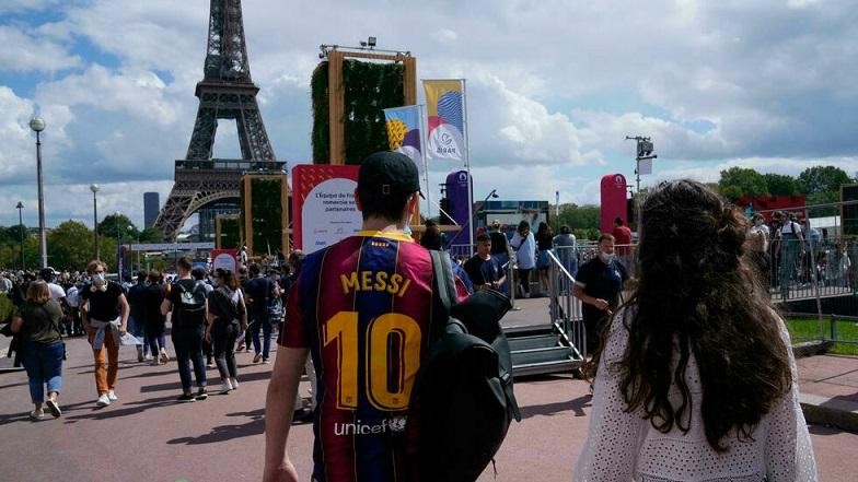 Cổ động viên Pháp hào hứng chờ đón Messi. 