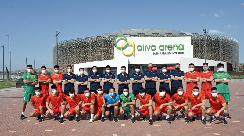 ĐT Futsal Việt Nam chụp ảnh lưu niệm trước Nhà thi đấu Olivo Arena, địa điểm tập luyện trong thời gian tập huấn tại Tây Ban Nha. 