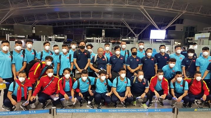 HLV Park Hang-seo và các thành viên ĐT Việt Nam tại sân bay Nội Bài