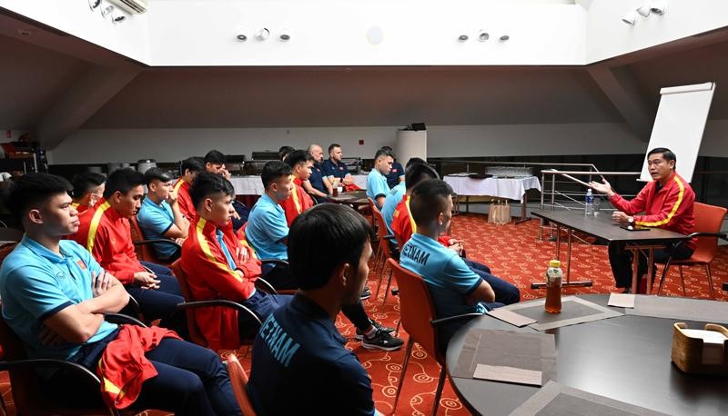 Trưởng đoàn Trần Anh Tú động viên tinh thần toàn đội trước trận đấu quan trọng gặp ĐT futsal Panama. 