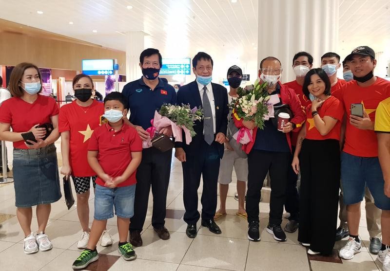Đại sứ Nguyễn Mạnh Tuấn tặng hoa chào mừng ĐT Việt Nam đến UAE và gửi lời chúc chiến thắng đến toàn đội. 