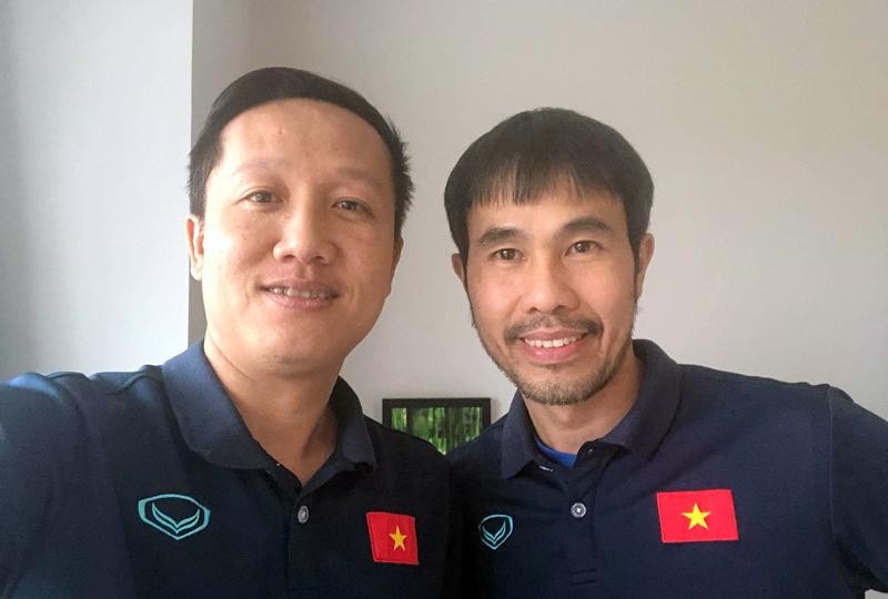 Niềm vui của HLV Phạm Minh Giang (phải) và người bạn đồng hành Huỳnh Tấn Quốc sau khi nhận được kết quả âm tính với COVID-19. 