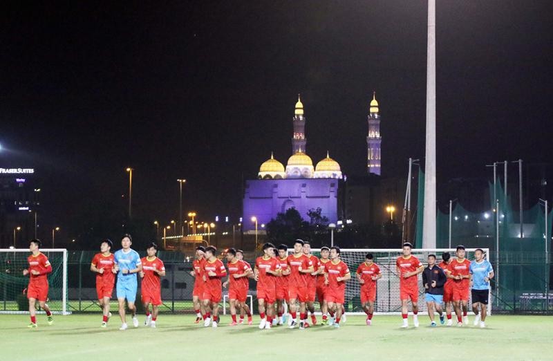 ĐT Việt Nam tập buổi đầu tiên tại Muscat, hướng tới trận đấu gặp ĐT Oman với tinh thần tích cực 