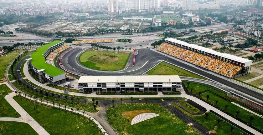 Đường đua F1 Hà Nội đã hoàn tất thi công toàn bộ 5.607 km đường đua và các hạng mục cố định đi kèm sau hơn 11 tháng thi công.