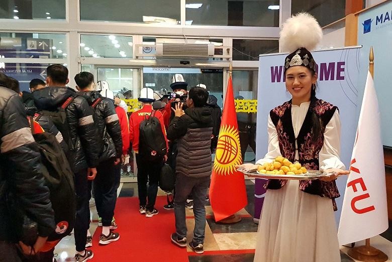Người đẹp Kyrgyzstan tươi cười chào đón U23 Việt Nam.