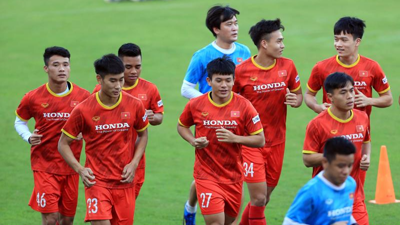 Hồ Thanh Minh được tập luyện với các thành viên đội tuyển Việt Nam