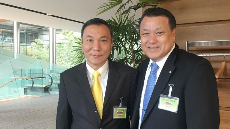 Chủ tịch LĐBĐ Nhật Bản Kozo Takashima (phải) và Phó chủ tịch thường trực LĐBĐ Việt Nam Trần Quốc Tuấn 