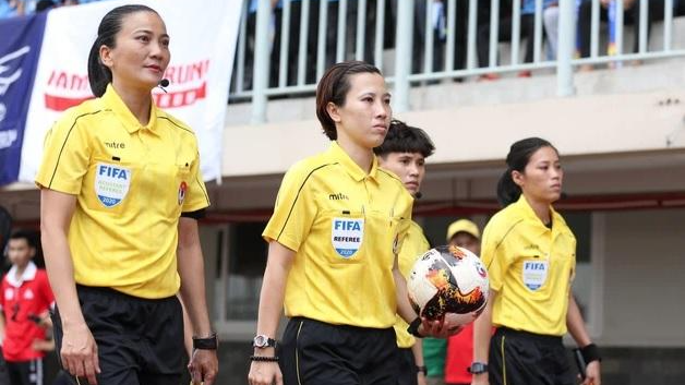 Trọng tài Bùi Thị Thu Trang (cầm bóng ở giữa) và trợ lý trọng tài Trương Thị Lệ Trinh (đầu tiên bên trái) 