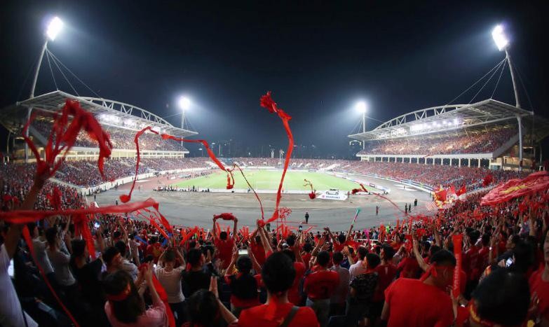 Sân Mỹ Đình được đón 2 vạn khán giả tới cổ vũ cho đội tuyển Việt Nam gặp đội tuyển Trung Quốc.