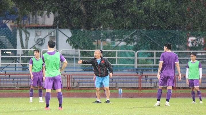 ĐT Việt Nam dầm mưa tập luyện, tập trung cao độ cho trận đấu với Malaysia. 