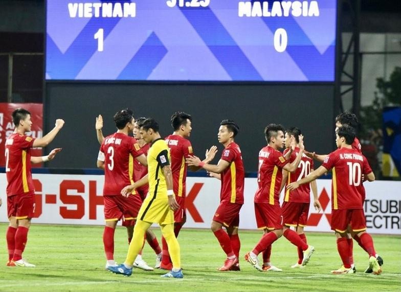 ĐT Việt Nam đã thể hiện sức mạnh của nhà đương kim vô địch khi giành chiến thắng thuyết phục trước ĐT Malaysia với tỷ số 3-0