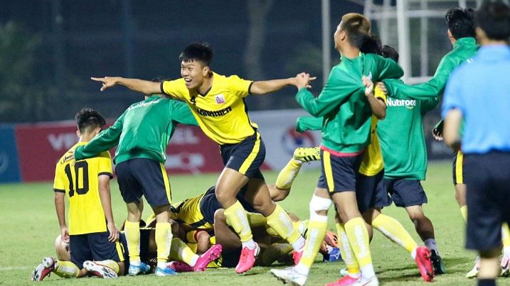 Nguyễn Quốc Việt (áo vàng) đã ghi bàn thắng duy nhất giúp U21 HVBĐ Nutifood lên ngôi vô địch Giải U21 Quốc gia năm 2021. Ảnh: Khả Hòa. 