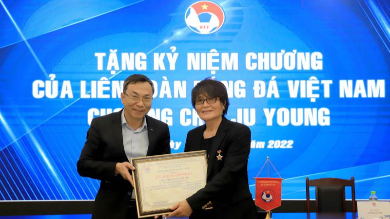 Quyền Chủ tịch VFF Trần Quốc Tuấn tặng Kỷ niên chương của VFF cho bác sỹ Choi Ju-young 