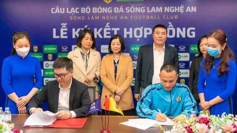 Hợp đồng giữa CLB SLNA và Nguyễn Trọng Hoàng kéo dài 3 năm bắt đầu từ mùa giải 2022 đến hết mùa giải 2024