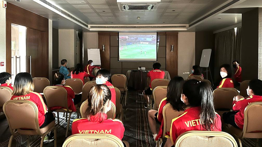 Đội tuyển Nữ Việt Nam xem băng trước bữa trưa hôm nay (23/1) 