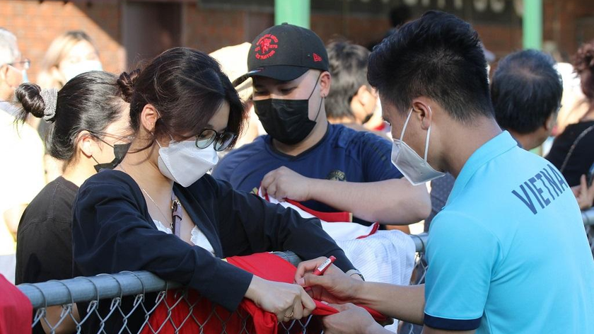 Quang Hải đang ký tặng một nữ cổ động viên.