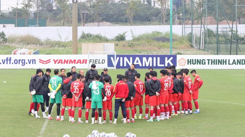ĐT Việt Nam căng sức tập luyện trong giá rét, chủ động các phương án cho trận đấu với ĐT Trung Quốc.