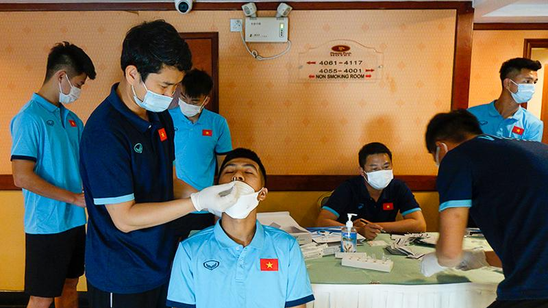 Việc duy trì thực hiện test nhanh đã giúp đội tuyển U23 Việt Nam sớm phát hiện các trường hợp nghi nhiễm Covid-19, từ đó có hướng xử lý kịp thời. 