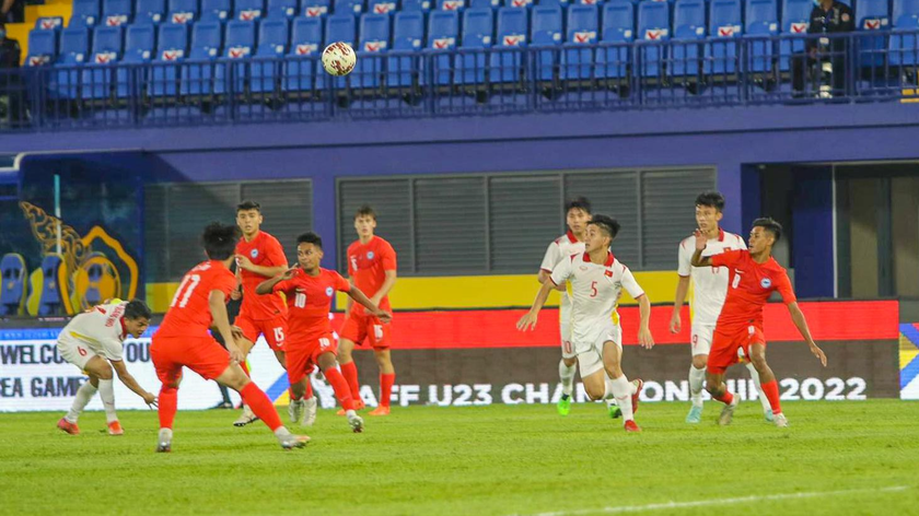  U23 Việt Nam vươn tạm chiếm ngôi đầu bảng C nhờ hơn U23 Thái Lan về chỉ số phụ. 