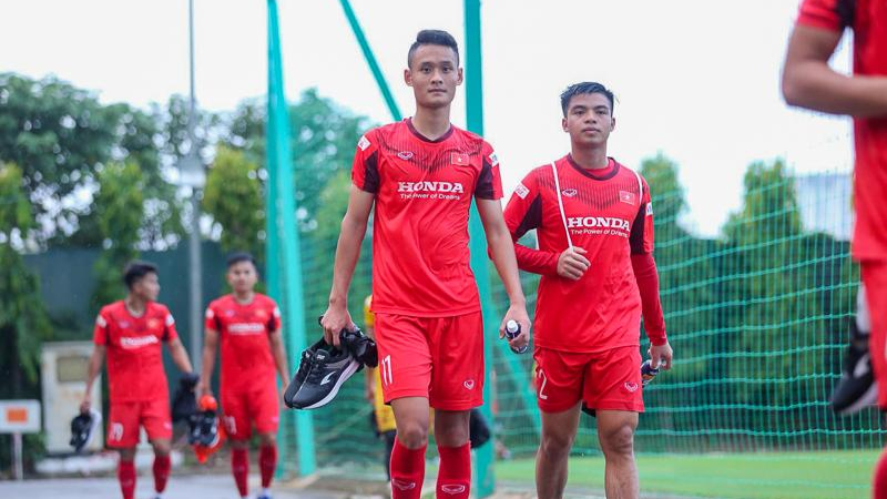 Đoàn Anh Việt (cầm giày) là nhân tố mới nhất được bổ sung cho U23 Việt Nam. 