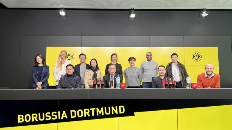 Ông Trần Quốc Tuấn – Q.Chủ tịch VFF cùng các thành viên trong đoàn đã có buổi làm việc trực tiếp tại CLB Borussia Dortmund 