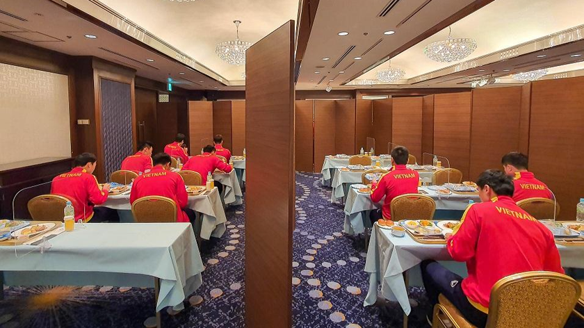 Không gian phòng ăn được ngăn cách bởi các tấm vách gỗ. Các bàn ăn cũng được ngăn đôi bằng vách kính. 