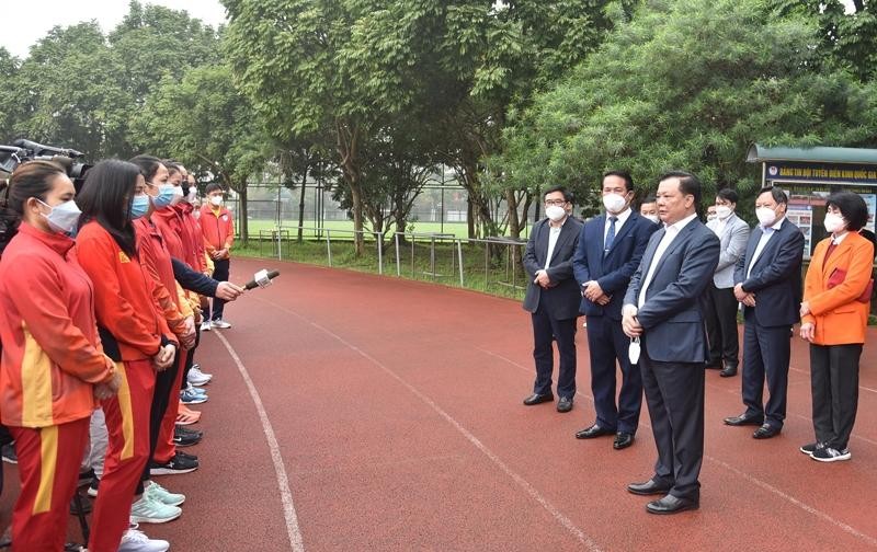 Bí thư Thành ủy Hà Nội Đinh Tiến Dũng thăm, động viên các vận động viên đội tuyển quốc gia môn điền kinh tham dự SEA Games 31.
